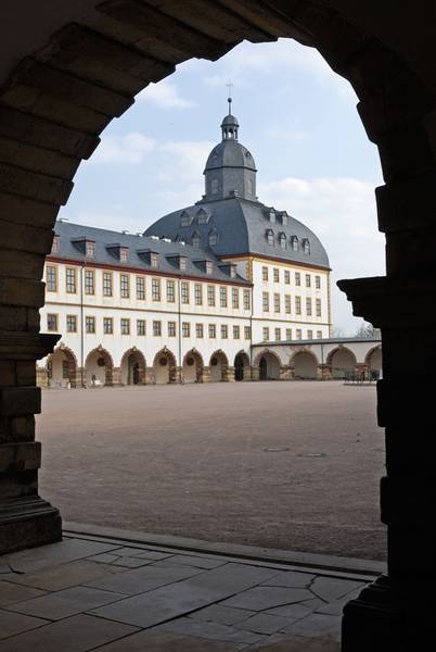 Blick durch die Arkaden auf den Ostturm des Schlosses Friedenstein